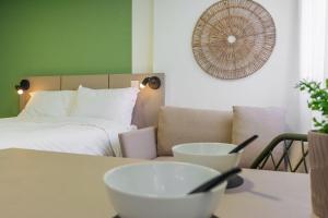 Easy Life Campos PUC by Xtay - Conforto em Curitiba, a poucos minutos do Teatro Paiol e do Mercado Municipal客房内的一张或多张床位