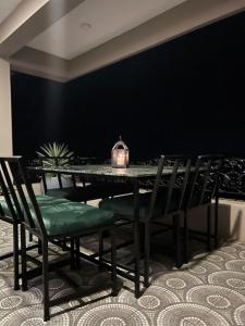 ein schwarzes Esszimmer mit einem Tisch und Stühlen in der Unterkunft Sunset Villa in Coonoor