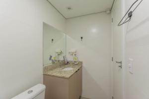 Easy Life Campos PUC by Xtay - Conforto em Curitiba, a poucos minutos do Teatro Paiol e do Mercado Municipal的一间浴室