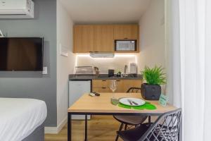 Easy Life Campos PUC by Xtay - Conforto em Curitiba, a poucos minutos do Teatro Paiol e do Mercado Municipal的厨房或小厨房
