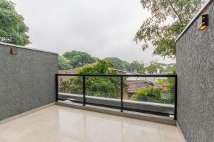 Easy Life Campos PUC by Xtay - Conforto em Curitiba, a poucos minutos do Teatro Paiol e do Mercado Municipal的阳台或露台