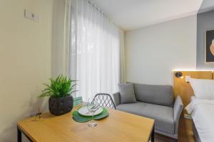 Easy Life Campos PUC by Xtay - Conforto em Curitiba, a poucos minutos do Teatro Paiol e do Mercado Municipal客房内的一张或多张床位