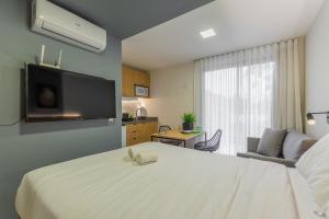 Easy Life Campos PUC by Xtay - Conforto em Curitiba, a poucos minutos do Teatro Paiol e do Mercado Municipal的电视和/或娱乐中心