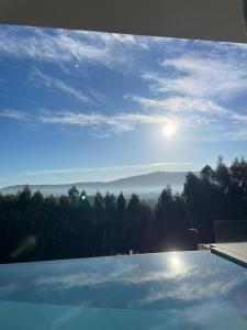 uma vista para a lua a partir de uma piscina em A Casa da Corsica em Pêro Moniz