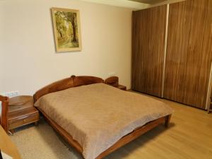 um quarto com uma cama e um armário de madeira em Guest Apartment Monarch em Smolyan