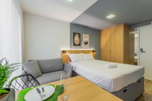 Easy Life Campos PUC by Xtay - Conforto em Curitiba, a poucos minutos do Teatro Paiol e do Mercado Municipal客房内的一张或多张床位