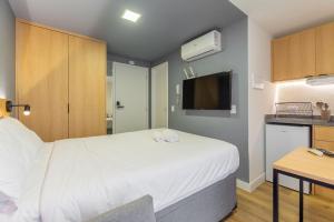 Easy Life Campos PUC by Xtay - Conforto em Curitiba, a poucos minutos do Teatro Paiol e do Mercado Municipal的厨房或小厨房