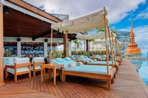 Fera Palace Hotel في سلفادور: منتجع فيه اسره على سطح بجانب مسبح