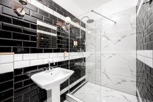Koupelna v ubytování Wine & Wellness hotel Besední dům