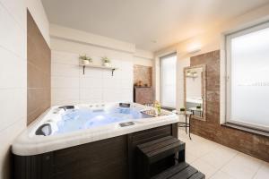 Koupelna v ubytování Wine & Wellness hotel Besední dům