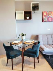 a dining room table with two chairs and a couch at Apartamento Moderno en Guardamar in Guardamar del Segura
