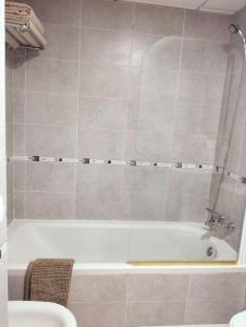 瓜爾達馬爾·德爾·塞古拉的住宿－Apartamento Moderno en Guardamar，带浴缸和淋浴的浴室