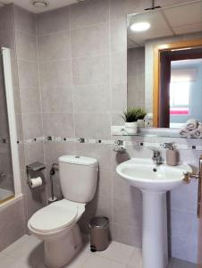 a bathroom with a toilet and a sink at Apartamento Moderno en Guardamar in Guardamar del Segura