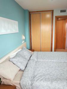 a bedroom with a bed with two pillows on it at Apartamento Moderno en Guardamar in Guardamar del Segura