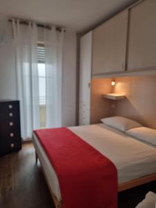 アルゲーロにあるHome sweet homeのベッドルーム1室(赤毛布付きの大型ベッド1台付)