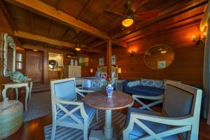 sala de estar con mesa y sillas en Playa Cativo Lodge, en Esquinas