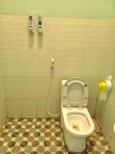 a bathroom with a toilet with a hose at NGUYỆT MINH HOTEL in Ấp Phú Lợi