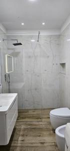 ein Bad mit einem WC, einem Waschbecken und einer Dusche in der Unterkunft TAM 2BDR Centre Apartment With Veranda in Tirana