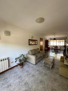 sala de estar con sofá y mesa en Hermoso y Confortable Depto en Mendoza