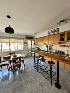 uma cozinha e sala de jantar com mesa e cadeiras em Hermoso y Confortable Depto em Mendoza