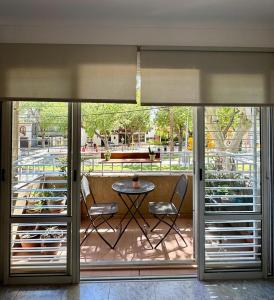 um pátio com uma mesa e cadeiras numa varanda em Hermoso y Confortable Depto em Mendoza