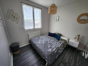 - une chambre avec un lit et une fenêtre dans l'établissement Joli appartement près de Rouen, à Le Petit-Quevilly