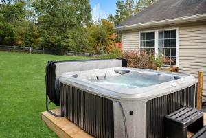 Φωτογραφία από το άλμπουμ του Modern decor, Hot Tub, Fire Pit & River Access! σε Luray +28 φωτογραφίες