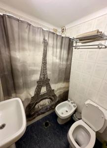 Baño con cortina de ducha con la torre Eiffel en Hermoso y Confortable Depto en Mendoza