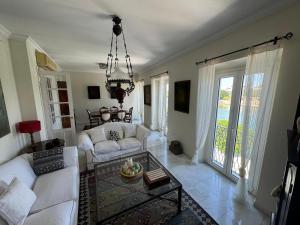 Wonderful duplex in Calle Betis tesisinde bir oturma alanı