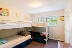 Giường trong phòng chung tại Island Oasis with a view