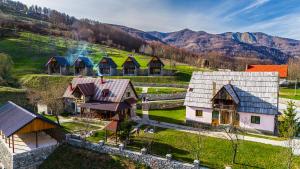 eine Luftansicht eines Dorfes mit Hütten in der Unterkunft Vila Alpini Lepushe in Lëpushë