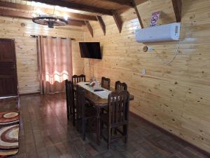 a dining room with a table and chairs in a cabin at Fi-Scheer Bungalows in Bella Vista