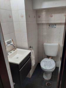 uma pequena casa de banho com WC e lavatório em Casa Paraíso Urutaú em Puerto Iguazú