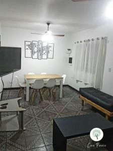 uma sala de estar com uma mesa e uma sala de jantar em Casa Paraíso Urutaú em Puerto Iguazú