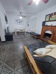 uma sala de estar com um sofá e uma lareira em Casa Paraíso Urutaú em Puerto Iguazú