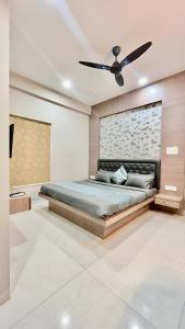 um quarto com uma cama e uma ventoinha de tecto em Hotel Evanka em Indore