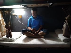 Postel nebo postele na pokoji v ubytování Bapuji Dormitory Hostel Mumbai