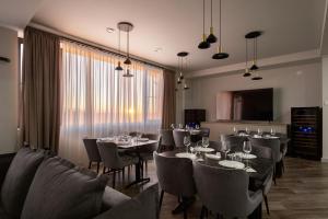 TV a/nebo společenská místnost v ubytování Eclipse Winery Boutique Hotel