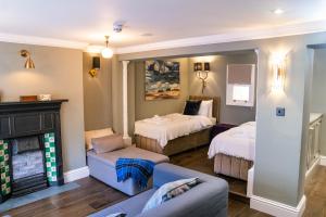 ein Wohnzimmer mit 2 Betten und einem Sofa in der Unterkunft Sunshine in the Laines in Brighton & Hove