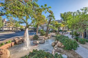 una fuente en medio de una calle con árboles en 2bd/1ba North Scottsdale Condo, en Scottsdale