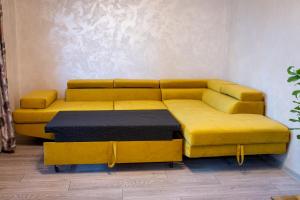 ヴァルナ・シティにあるLight Apartmentのリビングルーム(黄色のソファ、テーブル付)