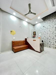 ein Wartezimmer mit einer Couch und einer Theke in der Unterkunft Hotel Evanka in Indore