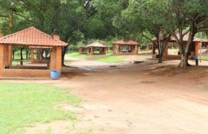 eine Gruppe von Pavillons in einem Park mit Bäumen in der Unterkunft HOTEL TABARANA in Ubarana