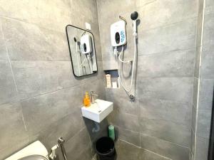 Ένα μπάνιο στο 4-10Pax The Subang Premium House - The Heart Of Subang +27 φωτογραφίες