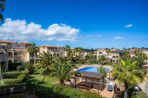 una vista aérea de un complejo con piscina y palmeras en Casa Colomba, en Cala Mendia