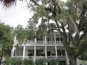 een groot wit huis met een boom ervoor bij Rhett House in Beaufort