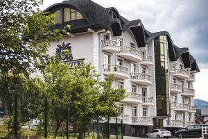 un edificio con un orologio su un lato di Olimp Hotel a Bukovel
