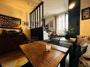 een woonkamer met een houten tafel en een bank bij Atelier d'artiste in Bordeaux