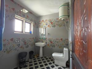 La salle de bains est pourvue de toilettes et d'un lavabo. dans l'établissement Valley Guest House Pahalgam, à Kolur
