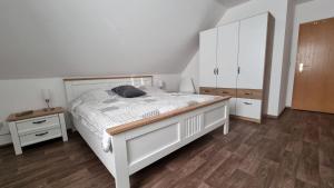 Katil atau katil-katil dalam bilik di Gästehaus Hoofdmann Ferienwohnungen +41 gambar